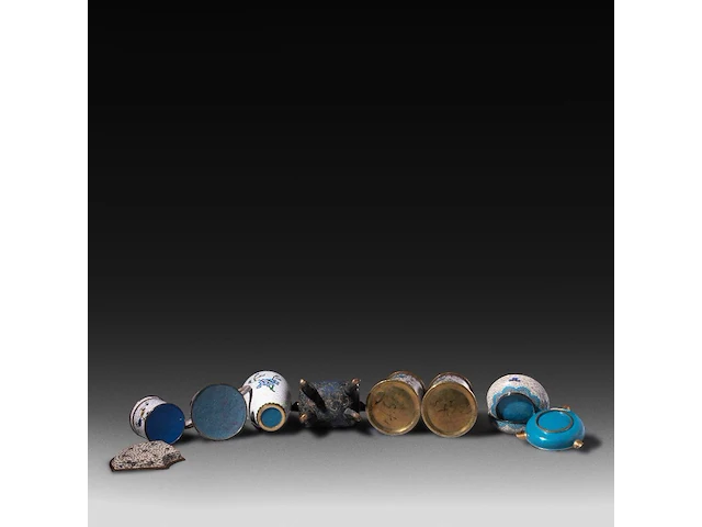 A collection of 8 japanese cloisonné enameled items, including vases, boxes, bowls and a teapot, 19th/20thc, tallest h 20,5 cm - afbeelding 4 van  4