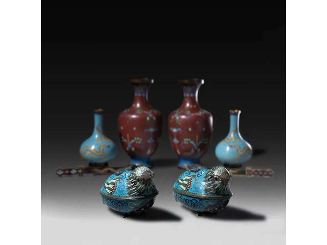 A collection of 8 japanese cloisonné enameled vases, letter knives and censers, 19th/20thc, tallest h 27 cm - afbeelding 1 van  4