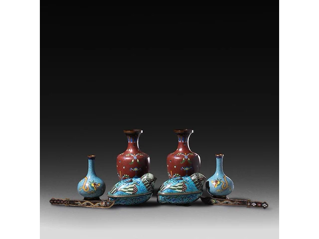 A collection of 8 japanese cloisonné enameled vases, letter knives and censers, 19th/20thc, tallest h 27 cm - afbeelding 2 van  4