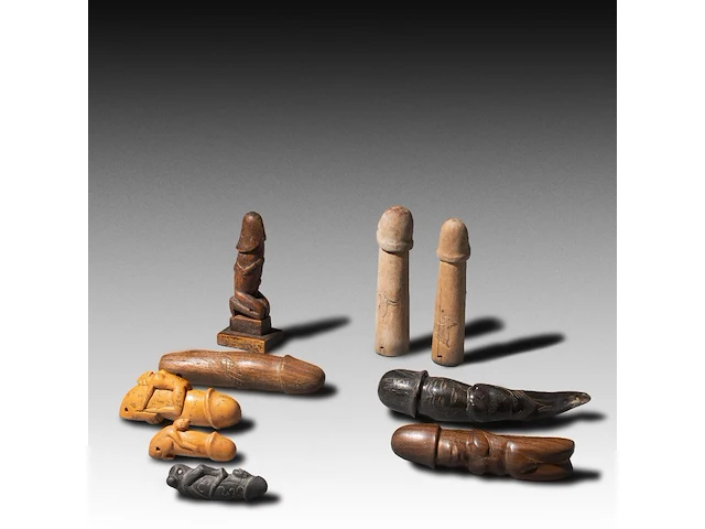 A collection of 9 thai palad khik phallic amulets, h 17 cm (tallest) - afbeelding 1 van  7