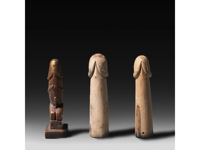 A collection of 9 thai palad khik phallic amulets, h 17 cm (tallest) - afbeelding 2 van  7