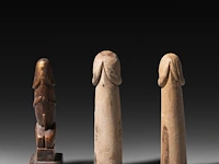 A collection of 9 thai palad khik phallic amulets, h 17 cm (tallest) - afbeelding 2 van  7
