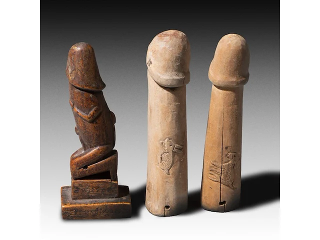 A collection of 9 thai palad khik phallic amulets, h 17 cm (tallest) - afbeelding 3 van  7