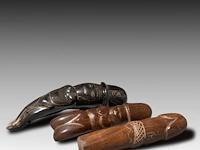 A collection of 9 thai palad khik phallic amulets, h 17 cm (tallest) - afbeelding 4 van  7