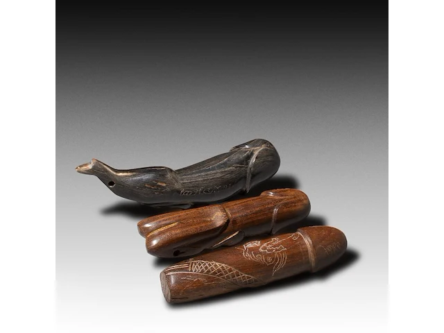 A collection of 9 thai palad khik phallic amulets, h 17 cm (tallest) - afbeelding 5 van  7
