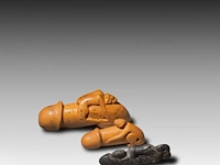 A collection of 9 thai palad khik phallic amulets, h 17 cm (tallest) - afbeelding 6 van  7