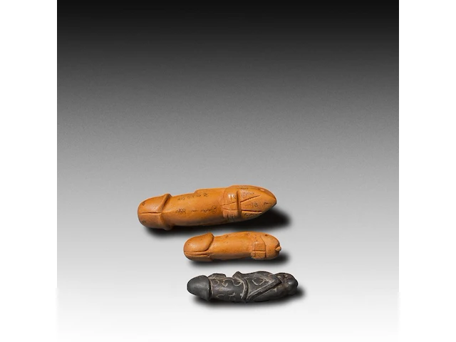 A collection of 9 thai palad khik phallic amulets, h 17 cm (tallest) - afbeelding 7 van  7
