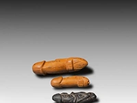 A collection of 9 thai palad khik phallic amulets, h 17 cm (tallest) - afbeelding 7 van  7