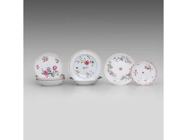 A collection of chinese famille rose export ware, incl. fine famille rose 'pheasant' plates, 18thc, ø 23 cm (26) - afbeelding 3 van  14