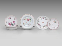 A collection of chinese famille rose export ware, incl. fine famille rose 'pheasant' plates, 18thc, ø 23 cm (26) - afbeelding 3 van  14