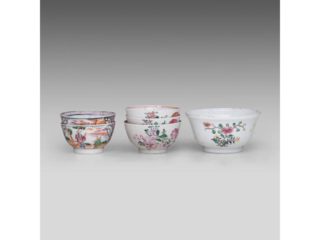 A collection of chinese famille rose export ware, incl. fine famille rose 'pheasant' plates, 18thc, ø 23 cm (26) - afbeelding 4 van  14