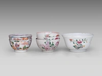 A collection of chinese famille rose export ware, incl. fine famille rose 'pheasant' plates, 18thc, ø 23 cm (26) - afbeelding 4 van  14