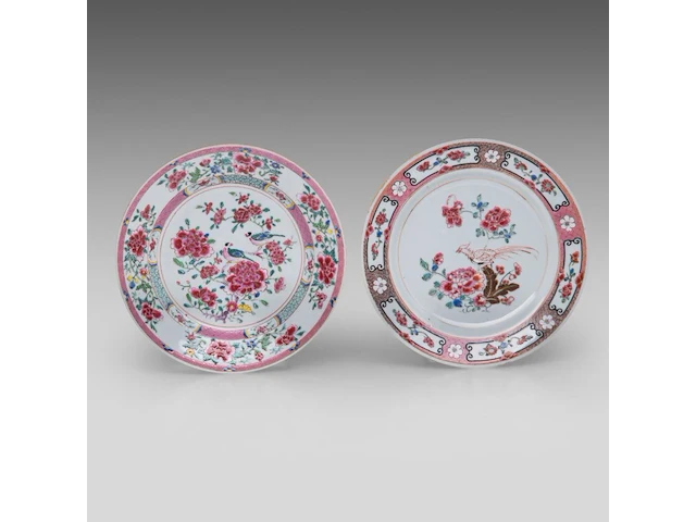 A collection of chinese famille rose export ware, incl. fine famille rose 'pheasant' plates, 18thc, ø 23 cm (26) - afbeelding 5 van  14