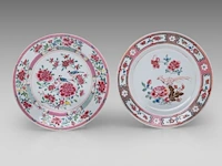 A collection of chinese famille rose export ware, incl. fine famille rose 'pheasant' plates, 18thc, ø 23 cm (26) - afbeelding 5 van  14