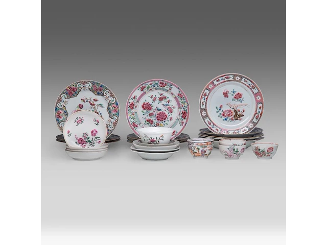 A collection of chinese famille rose export ware, incl. fine famille rose 'pheasant' plates, 18thc, ø 23 cm (26) - afbeelding 1 van  14
