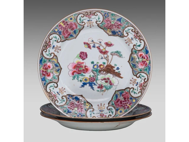 A collection of chinese famille rose export ware, incl. fine famille rose 'pheasant' plates, 18thc, ø 23 cm (26) - afbeelding 7 van  14