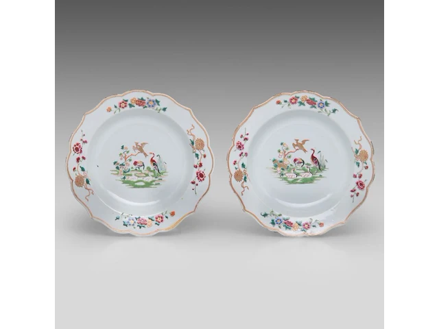 A collection of chinese famille rose export ware, incl. fine famille rose 'pheasant' plates, 18thc, ø 23 cm (26) - afbeelding 8 van  14