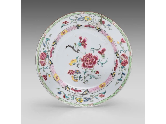 A collection of chinese famille rose export ware, incl. fine famille rose 'pheasant' plates, 18thc, ø 23 cm (26) - afbeelding 12 van  14