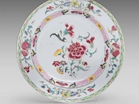 A collection of chinese famille rose export ware, incl. fine famille rose 'pheasant' plates, 18thc, ø 23 cm (26) - afbeelding 12 van  14