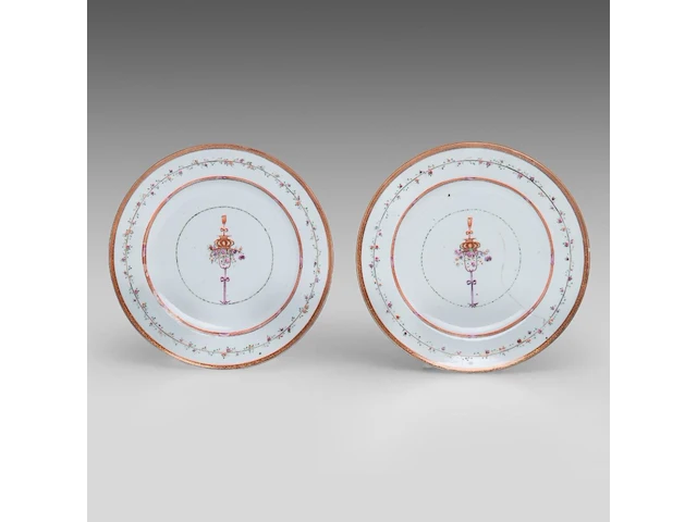 A collection of chinese famille rose export ware, incl. fine famille rose 'pheasant' plates, 18thc, ø 23 cm (26) - afbeelding 14 van  14