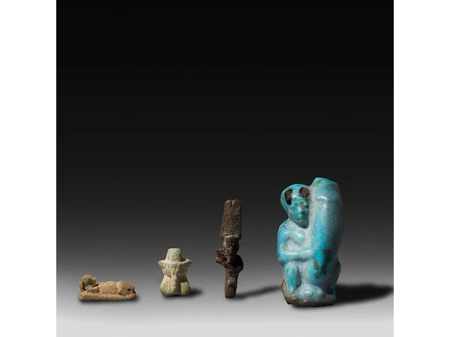 A collection of egyptian phallic ushabti, h 4,5 cm (the turquoise) - afbeelding 1 van  3