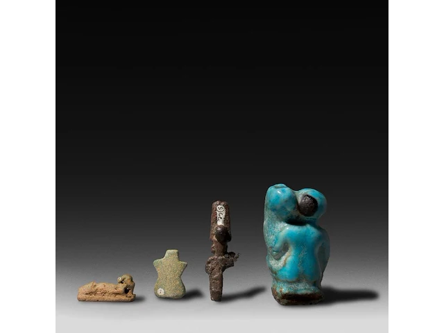 A collection of egyptian phallic ushabti, h 4,5 cm (the turquoise) - afbeelding 2 van  3