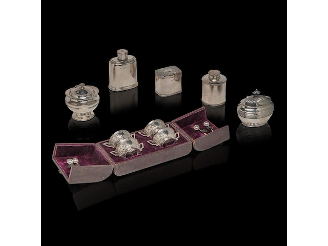 A collection of english silverware, h 3 - 11 cm, total weight: ca 1060 g - afbeelding 1 van  13