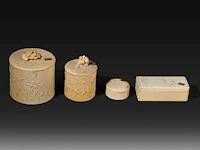 A collection of fine ivory art nouveau boxes with decoration of irises, all carrying the initials w.b., ca. 1900, ø 8 cm - 164g / ø 5,5 cm - 90g / w 9 cm - 52g / ø 4 cm - 28g (+) - afbeelding 2 van  14