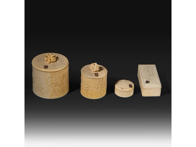 A collection of fine ivory art nouveau boxes with decoration of irises, all carrying the initials w.b., ca. 1900, ø 8 cm - 164g / ø 5,5 cm - 90g / w 9 cm - 52g / ø 4 cm - 28g (+) - afbeelding 3 van  14