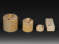 A collection of fine ivory art nouveau boxes with decoration of irises, all carrying the initials w.b., ca. 1900, ø 8 cm - 164g / ø 5,5 cm - 90g / w 9 cm - 52g / ø 4 cm - 28g (+) - afbeelding 3 van  14