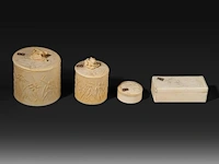 A collection of fine ivory art nouveau boxes with decoration of irises, all carrying the initials w.b., ca. 1900, ø 8 cm - 164g / ø 5,5 cm - 90g / w 9 cm - 52g / ø 4 cm - 28g (+) - afbeelding 4 van  14