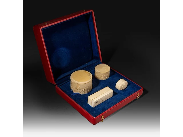 A collection of fine ivory art nouveau boxes with decoration of irises, all carrying the initials w.b., ca. 1900, ø 8 cm - 164g / ø 5,5 cm - 90g / w 9 cm - 52g / ø 4 cm - 28g (+) - afbeelding 5 van  14