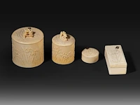 A collection of fine ivory art nouveau boxes with decoration of irises, all carrying the initials w.b., ca. 1900, ø 8 cm - 164g / ø 5,5 cm - 90g / w 9 cm - 52g / ø 4 cm - 28g (+) - afbeelding 7 van  14