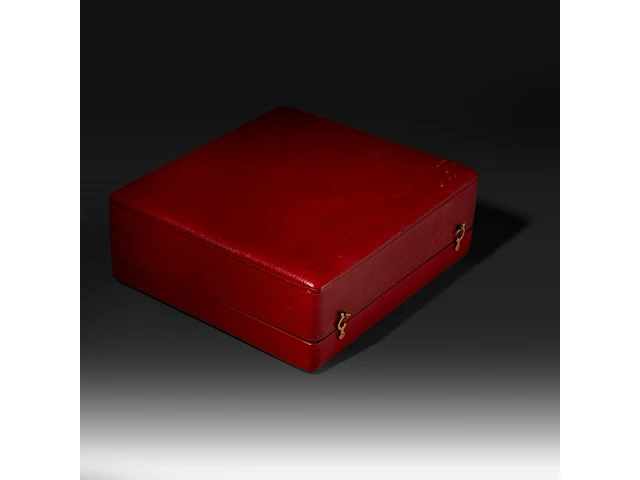 A collection of fine ivory art nouveau boxes with decoration of irises, all carrying the initials w.b., ca. 1900, ø 8 cm - 164g / ø 5,5 cm - 90g / w 9 cm - 52g / ø 4 cm - 28g (+) - afbeelding 12 van  14