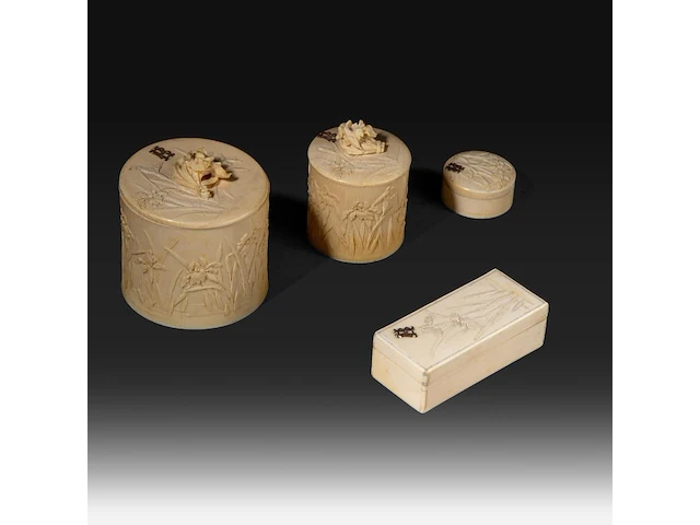 A collection of fine ivory art nouveau boxes with decoration of irises, all carrying the initials w.b., ca. 1900, ø 8 cm - 164g / ø 5,5 cm - 90g / w 9 cm - 52g / ø 4 cm - 28g (+) - afbeelding 13 van  14
