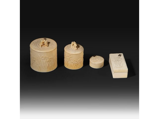 A collection of fine ivory art nouveau boxes with decoration of irises, all carrying the initials w.b., ca. 1900, ø 8 cm - 164g / ø 5,5 cm - 90g / w 9 cm - 52g / ø 4 cm - 28g (+) - afbeelding 14 van  14