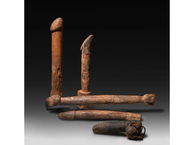 A collection of five large wooden tribal fertility cult phalluses, d.r. congo, h 48 cm (tallest) - afbeelding 1 van  5