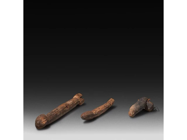 A collection of five large wooden tribal fertility cult phalluses, d.r. congo, h 48 cm (tallest) - afbeelding 4 van  5
