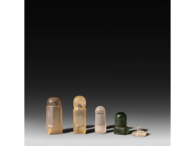 A collection of five rock crystal lingams, khmer, cambodia, h 5,5 cm (tallest) - afbeelding 1 van  4