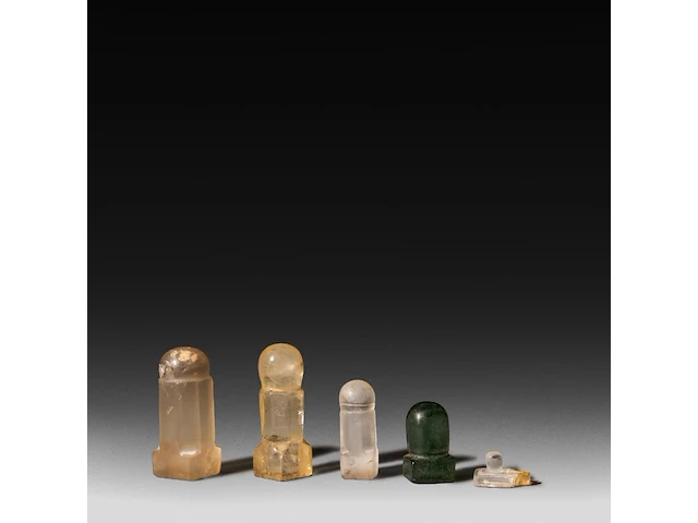 A collection of five rock crystal lingams, khmer, cambodia, h 5,5 cm (tallest) - afbeelding 2 van  4