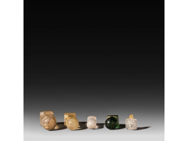 A collection of five rock crystal lingams, khmer, cambodia, h 5,5 cm (tallest) - afbeelding 3 van  4