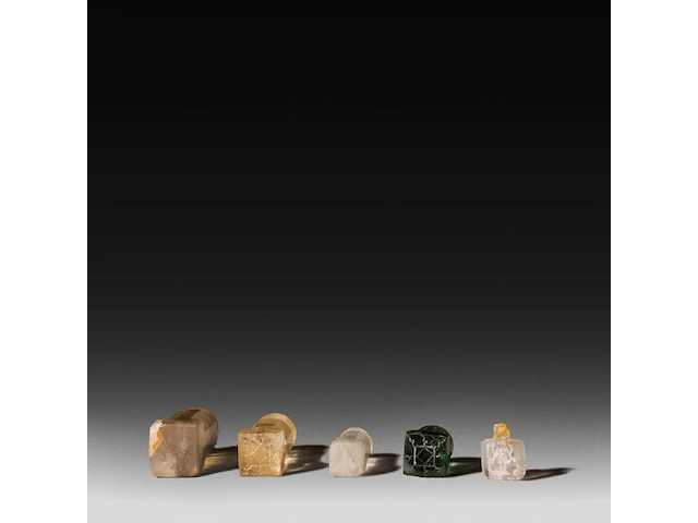 A collection of five rock crystal lingams, khmer, cambodia, h 5,5 cm (tallest) - afbeelding 4 van  4