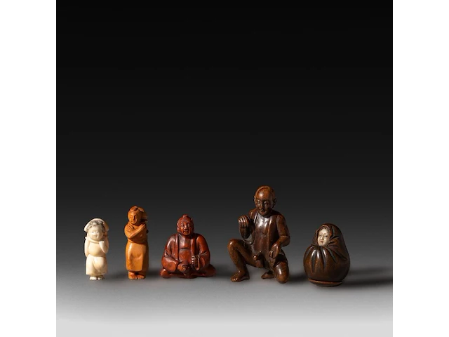 A collection of five wooden and bone erotic netsukes and okimonos, meiji, japan, h 7 cm (tallest) - afbeelding 1 van  5