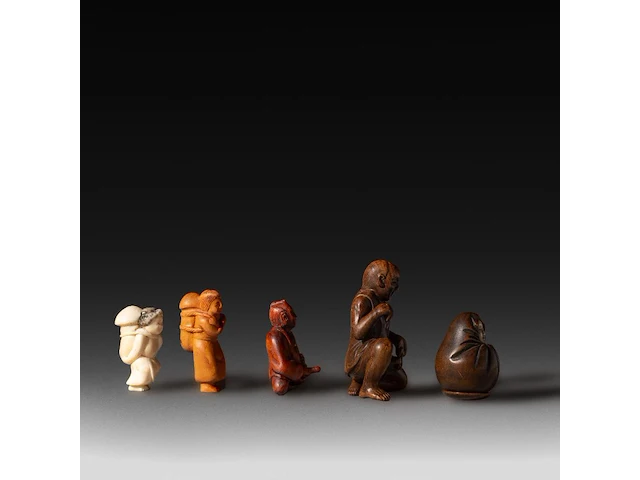 A collection of five wooden and bone erotic netsukes and okimonos, meiji, japan, h 7 cm (tallest) - afbeelding 2 van  5