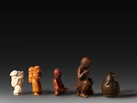 A collection of five wooden and bone erotic netsukes and okimonos, meiji, japan, h 7 cm (tallest) - afbeelding 2 van  5
