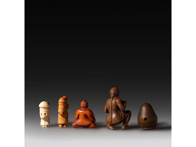 A collection of five wooden and bone erotic netsukes and okimonos, meiji, japan, h 7 cm (tallest) - afbeelding 3 van  5