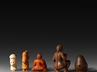 A collection of five wooden and bone erotic netsukes and okimonos, meiji, japan, h 7 cm (tallest) - afbeelding 3 van  5
