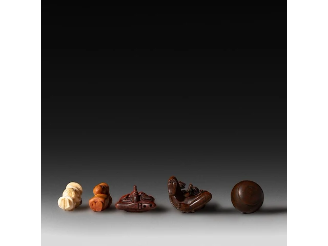 A collection of five wooden and bone erotic netsukes and okimonos, meiji, japan, h 7 cm (tallest) - afbeelding 4 van  5