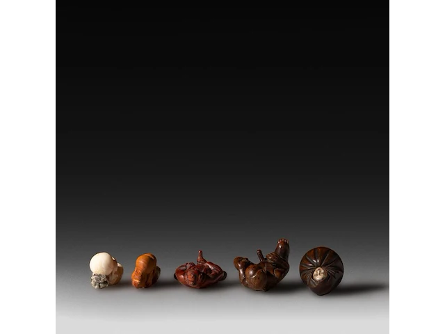 A collection of five wooden and bone erotic netsukes and okimonos, meiji, japan, h 7 cm (tallest) - afbeelding 5 van  5
