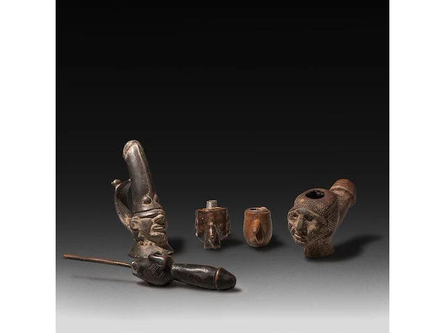 A collection of four african tribal pipes, decorated with phalluses, d.r. congo, l 24 cm (the largest) - afbeelding 1 van  5